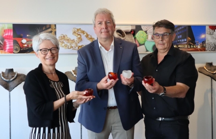 Von links nach rechts: Rotarierin Brigitte Kaufmann, Mine-ex-Präsident Reto Stump und Goldschmied Markus Franz freuen sich über den grossen Sammelerfolg mit der «Candle of love» zugunsten der schweizerischen Stiftung für Minenopfer. 